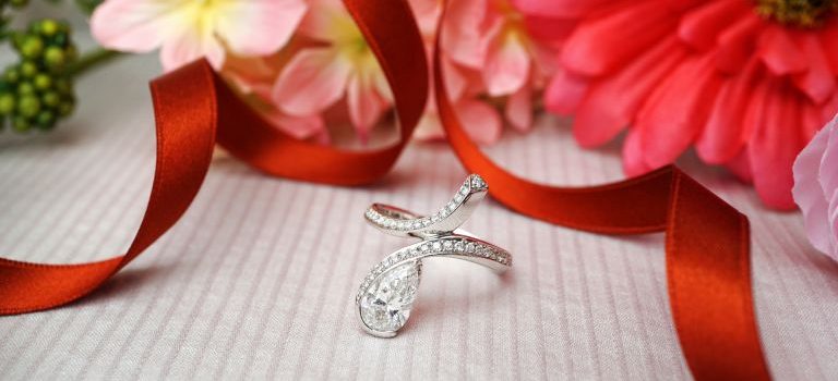 結婚指輪の始まり　意外な素材だった？